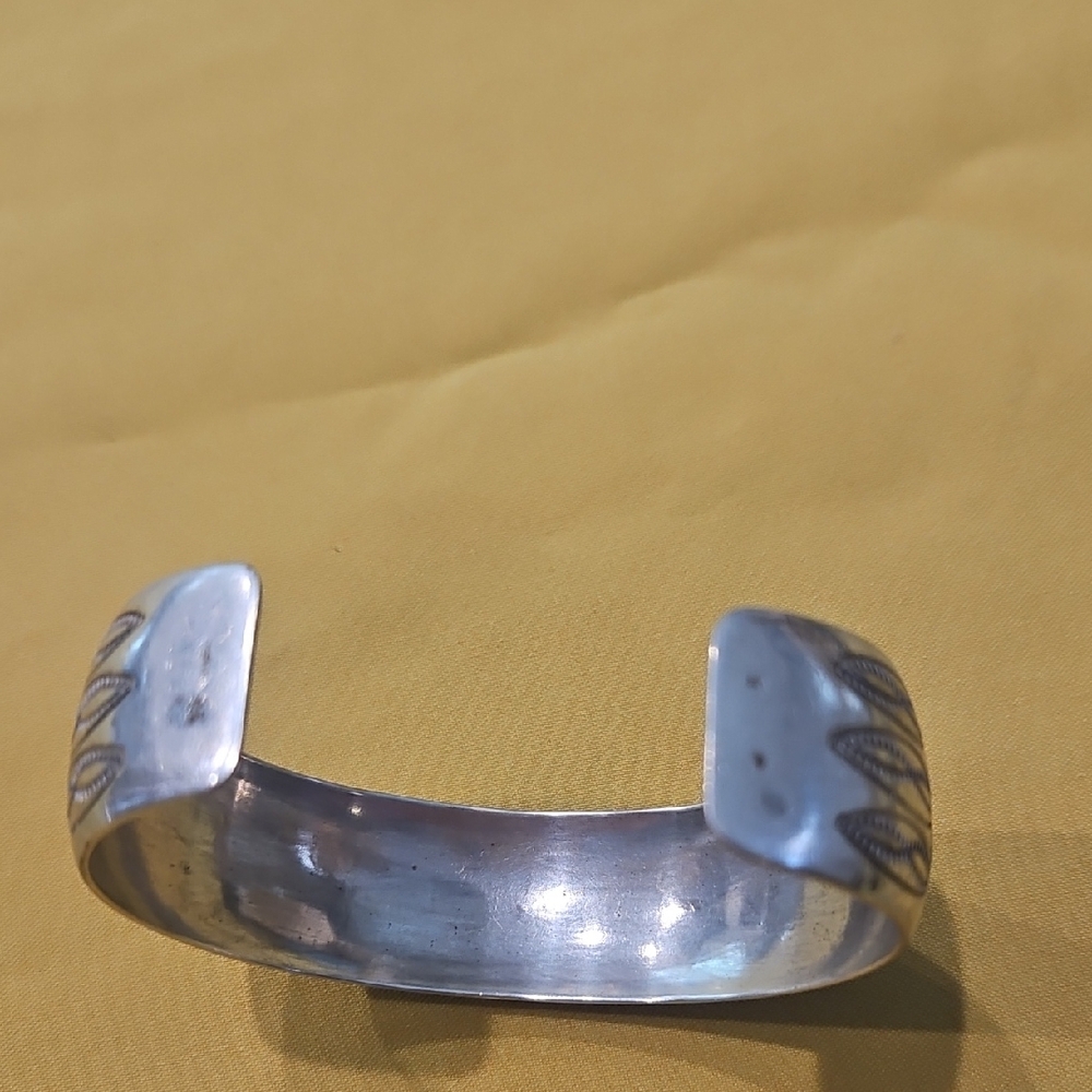 Vintage Navajo sterling silver cuff bracelet. Signed By Artist Don Platero - Picture 4 of 9